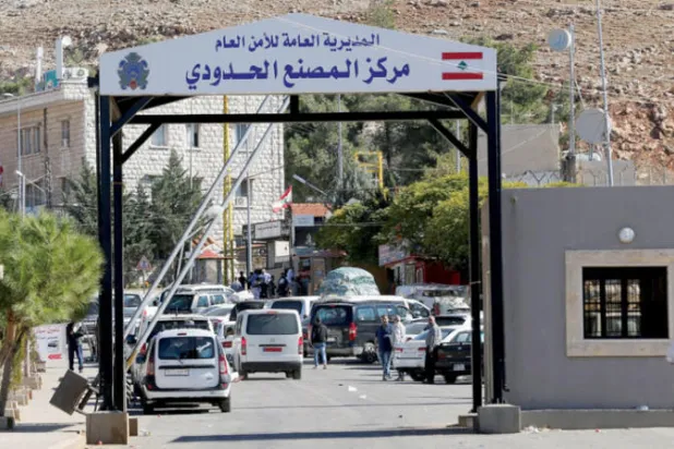 صورة من نوفمبر 2018 لسيارات عند معبر المصنع الحدودي بين لبنان وسوريا (رويترز)