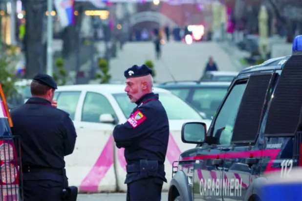 جنديان إيطاليان من قوة حفظ السلام الأطلسية في ميتروفيتشا أمس (رويترز)