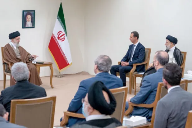 الرئيس بشار الأسد خلال لقائه «المرشد» الإيراني خامنئي بحضور الرئيس إبراهيم رئيسي في طهران خلال مايو 2022 (الرئاسة السورية)