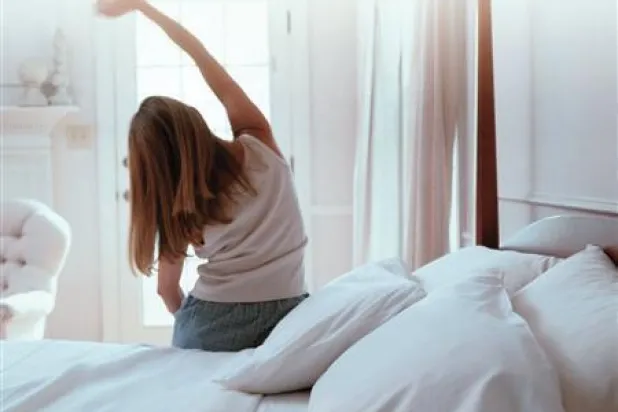 ساعات النوم تتراجع تدريجياً من بداية سن البلوغ حتى تصل إلى أدنى معدلاتها في عمر 33 عاماً (رويترز)