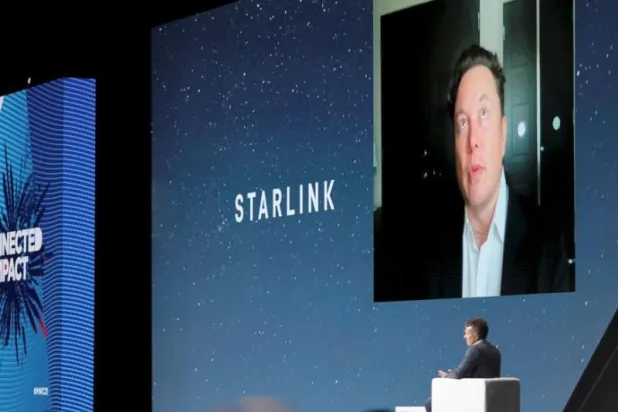 «ستارلينك» لديها حالياً أكثر من ألفي قمر صناعي صغير تدور حول الأرض في مدار منخفض (رويترز)