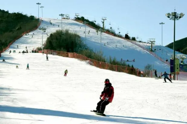 متزلجون في أحد المنتجعات بالعاصمة الصينية بكين عقب رفع القيود المرتبطة بـ«كوفيد - 19» (إ.ب.أ)