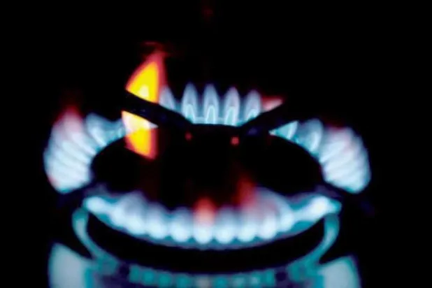 شعلة بوتاجاز بينما يترقب المستهلكون الألمان تراجع أسعار الغاز (رويترز)
