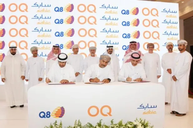 جانب من توقيع الاتفاقية (وكالة الأنباء العمانية)