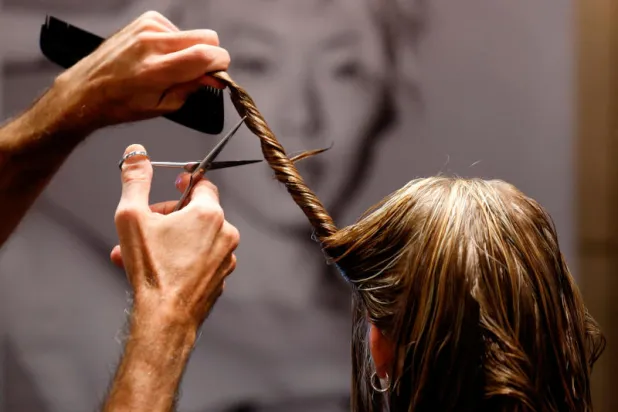 كيلوغرام واحد من الشعر يمكن أن يمتص ما بين 7 و8 لترات من الزيت والهيدروكربونات (رويترز)