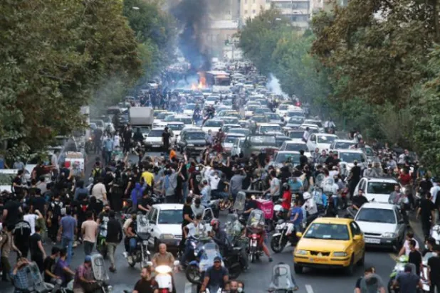 درگیری بین معترضان و نیروهای پلیس در تظاهرات اعتراضی در پی کشته شدن مهسا امینی در تهران در 21 سپتامبر 2022 (EPA)