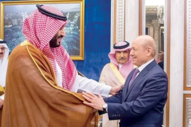 الأمير محمد بن سلمان لدى لقائه رشاد العليمي الذي تولى رئاسة مجلس القيادة اليمني بعد مشاورات الرياض في 7 أبريل 2022 (واس)