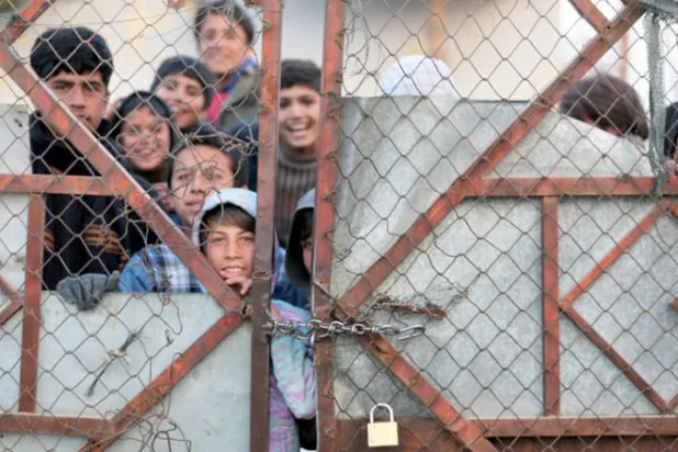 أولاد أفغان ينتظرون الحصول على مساعدة غذائية من منظمة غير حكومية في 25 ديسمبر الحالي (أ.ف.ب)