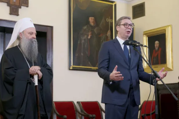 الرئيس الصربي وبطريرك الكنيسة الأرثوذكسية يتحدثان للصحافيين بعد لقائهما أول من أمس (إ.ب.أ)