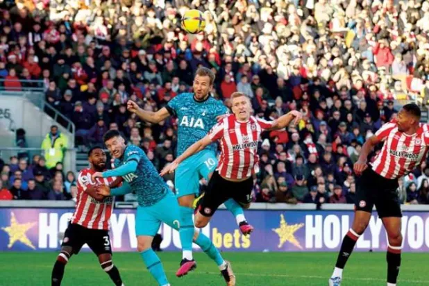 قدم كين أداءً متواضعاً قبل أن يهز شباك برنتفورد... كيف سيكون مستواه بعد المونديال؟ (رويترز)