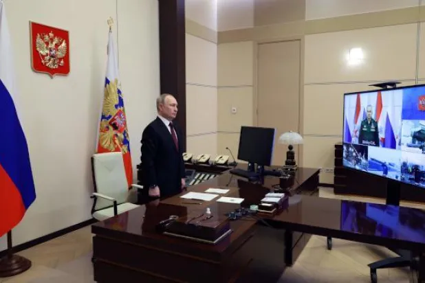 الرئيس الروسي فلاديمير بوتين خلال مشاركته في مراسم تشغيل سفن حربية اليوم (أ.ف.ب)