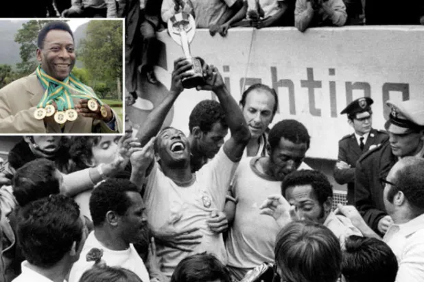 بيليه يحتفل مع رفاقه في المنتخب البرازيلي بعد الفوز على إيطاليا في نهائي كأس العالم في يونيو 1970 (غيتي) وفي الإطار يعرض 6 ميداليات برازيلية خلال حفل في ريو دي جانيرو (أ.ف.ب)