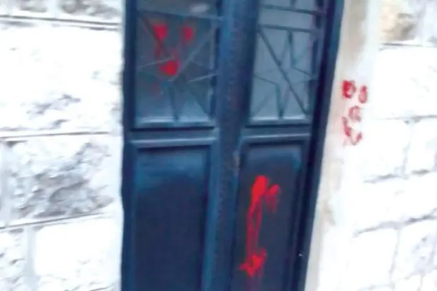 Brih kasabasında Hristiyanlara ait evlerin üzerine kimliği belirsiz kişilerce kurukafa resimleri çizildi. (Sosyal Medya)