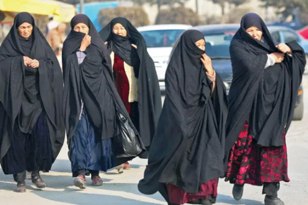 أفغانيات في أحد شوارع كابل أول من أمس (أ. ف.ب)