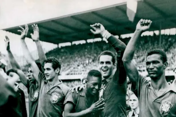 «اليافع» بيليه يبكي على كتف الحارس العملاق سانتوس بعد الفوز بمونديال السويد عام 1958 (أ.ب)