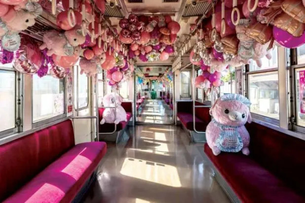 عربة قطار بلا ركاب مزينة بألعاب في محطة ناكانوتشو (أ.ف.ب)