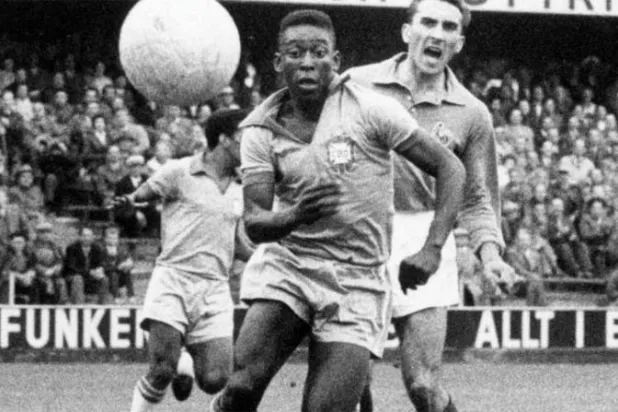 بيليه في نصف نهائي مونديال 1958 قبل الوصول للنهائي والفوز باللقب وهو في السابعة عشرة من عمره (د.ب.أ)