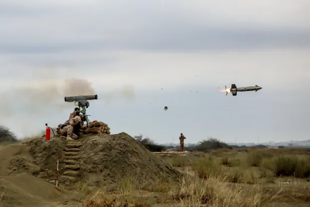 صورة لإطلاق صاروخ خلال المناورات وزعها الجيش الإيراني (إ.ب.أ)