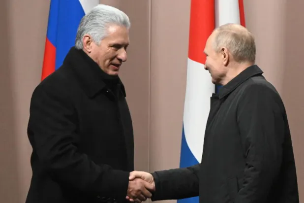 الرئيسان الروسي فلاديمير بوتين والكوبي ميغيل دياز كانيل خلل لقائهما في موسكو الشهر الماضي (إ.ب.أ)