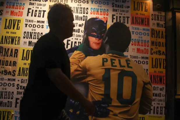 بيليه حاز اهتمام الصحافة في العالم بعد ساعات من وفاته (رويترز)