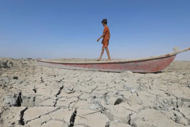 مشهد الجفاف الذي لحق بمنطقة الأهوار في محافظة ذي قار بالعراق في 28 يونيو الماضي (أ.ف.ب)