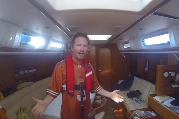 Matt Rutherford terk edilmiş teknede duruyor (The Daily Mail/Matt Rutherford)

