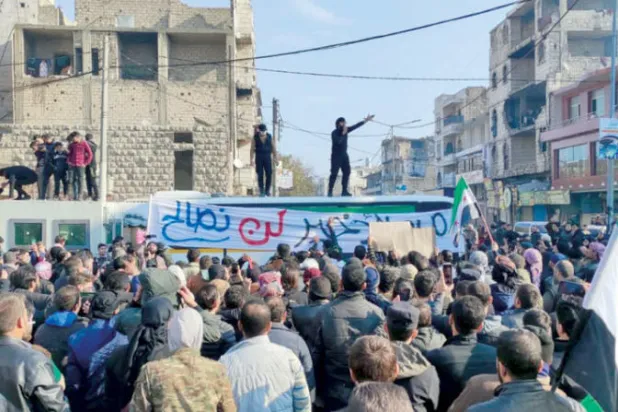 مظاهرة في مدينة الباب بريف حلب احتجاجاً على التقارب بين أنقرة ودمشق (الشرق الأوسط)