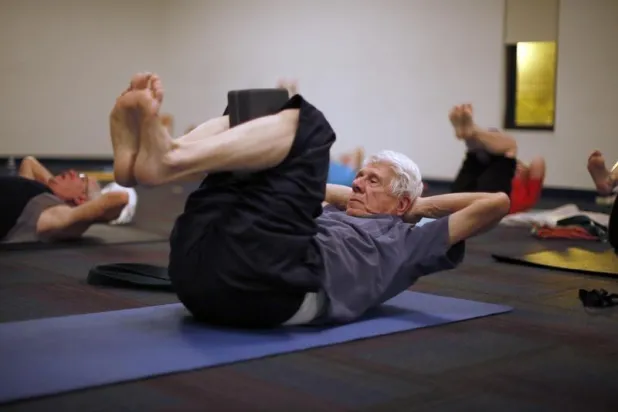 ممارسة التمارين يمكن أن تثبط نمو الورم وتحارب الخلايا السرطانية بفاعلية (رويترز)