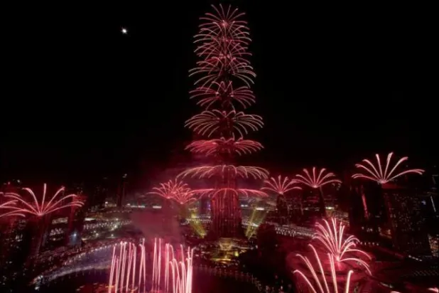 برج خليفة في دبي خلال احتفالات العام الماضي (وام)