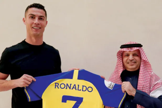 مسلي آل معمر رئيس نادي النصر ورونالدو بعد مراسم التوقيع فجر السبت (رويترز)