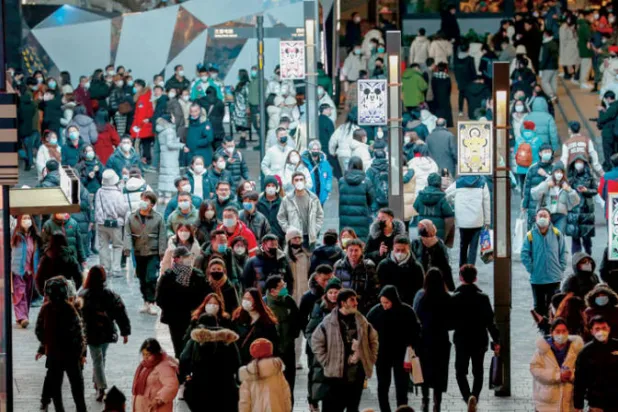 زحام في منطقة للتسوق في بكين مع رفع قيود «كوفيد - 19» رغم ارتفاع الحالات (إ.ب.أ)