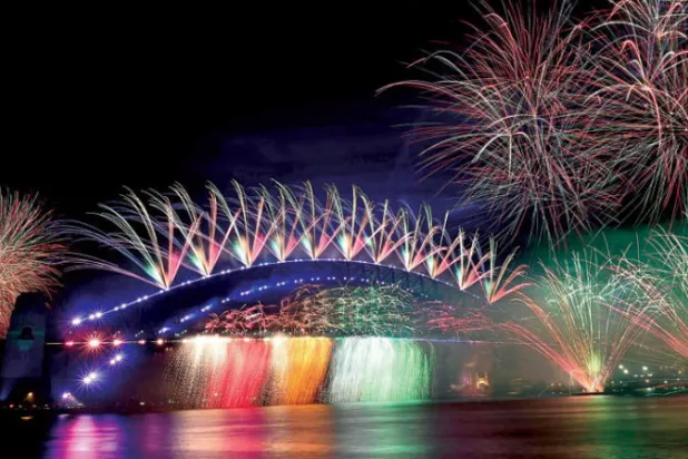 الألعاب النارية تضيء السماء فوق جسر ميناء سيدني الشهير (أ.ف.ب)