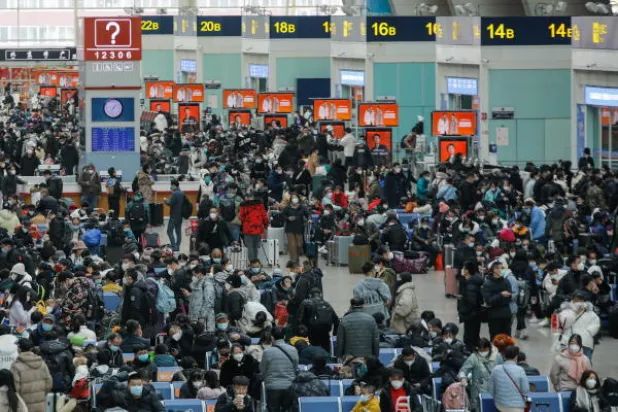 ركاب ينتظرون القطار في محطة ببكين اليوم في ليلة رأس السنة مع تخفيف السلطات الصينية إجراءاتها المرتبطة بكورونا (إ.ب.أ)