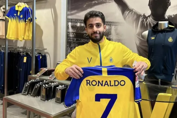 مشجع للنصر السعودي في متجر ناديه بالرياض لشراء قميص باسم البرتغالي رونالدو (الشرق الأوسط)