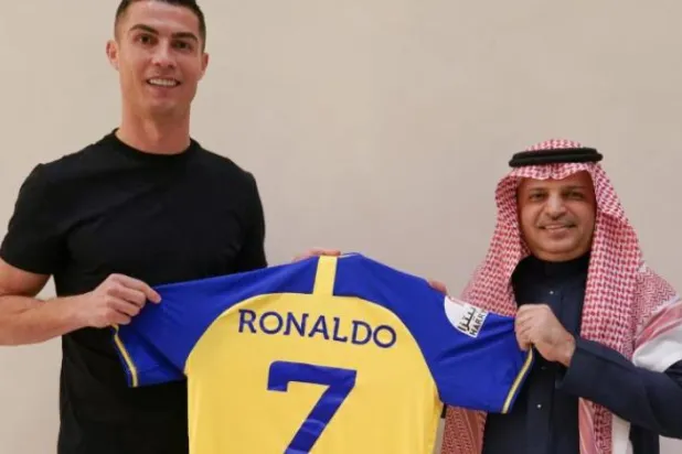 مسلي آل معمر رئيس نادي النصر مع النجم البرتغالي كريستيانو رونالدو (المركز الإعلامي للنادي)