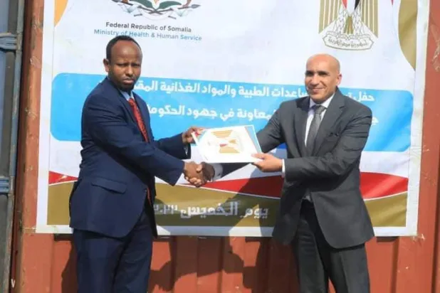 مصر تسلم الصومال مساعدات إنسانية (الخارجية المصرية)