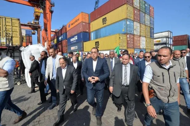 رئيس الوزراء المصري اليوم (السبت) خلال جولة في ميناء الإسكندرية (رئاسة الوزراء)