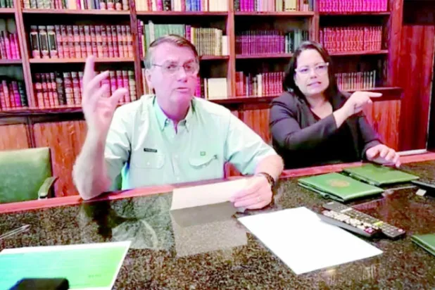 لقطة مأخوذة من شريط فيديو بُث على وسائل التواصل الاجتماعي لبولسونارو يلقي خطابه، أول من أمس (رويترز)