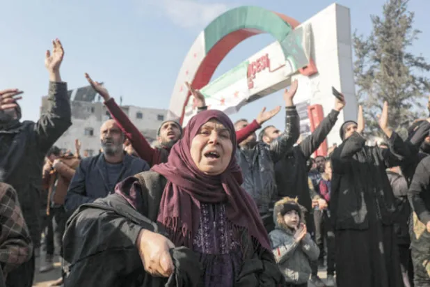 محتجون في إدلب يوم الجمعة على التقارب التركي مع دمشق (أ.ف.ب)