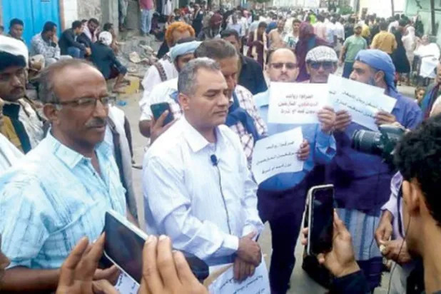 Aden’e gelen göç etmiş Yemenli çalışanlar, hükümetten askıya alınan maaşlarını ödemesini talep ediyor (Twitter)