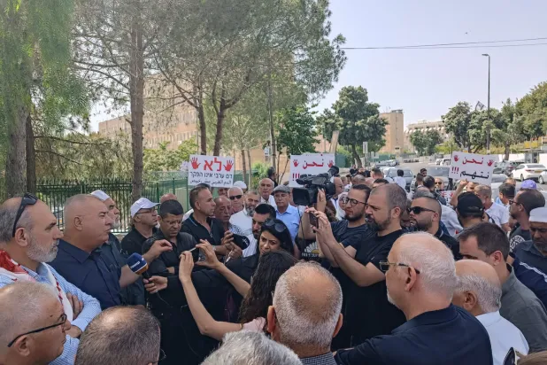 Başbakanlık ofisi önünde protestocular (Şarku’l Avsat)