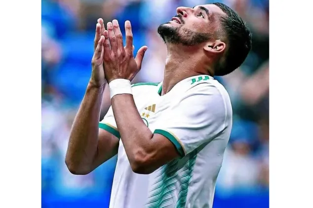 صورة لحسام عوار بقميص منتخب الجزائر نشرها في حسابه على «إنستغرام»