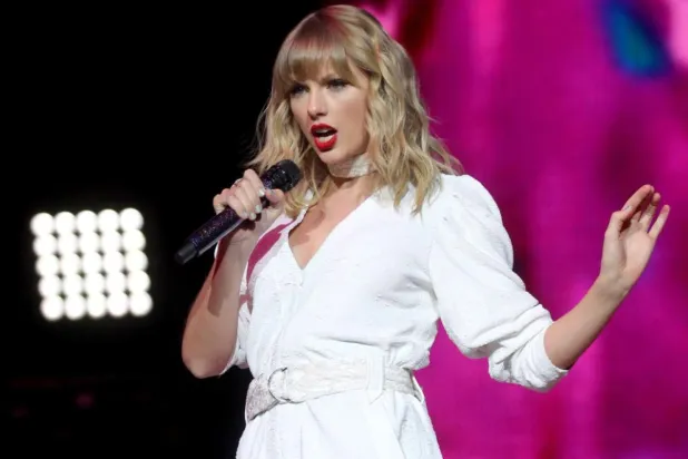 Taylor Swift, turnesinin 20 Mayıs'taki ayağında yağmurun altında sırılsıklam olsa da konserine devam etmişti (AP)