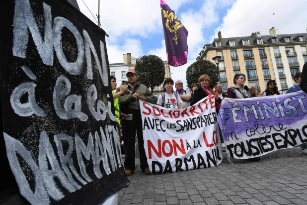 تظاهرة لليسار ضد مشروع القانون ووزير الداخلية (أ.ف.ب)