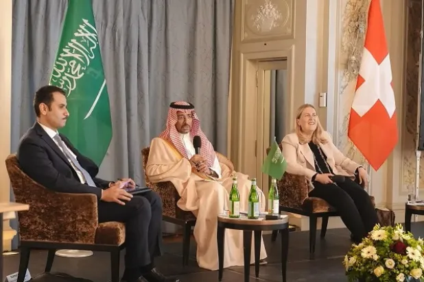 وزير الصناعة الثروة المعدنية خلال اجتماع الطاولة المستديرة مع السويسريين في مدينة برن (الشرق الأوسط)