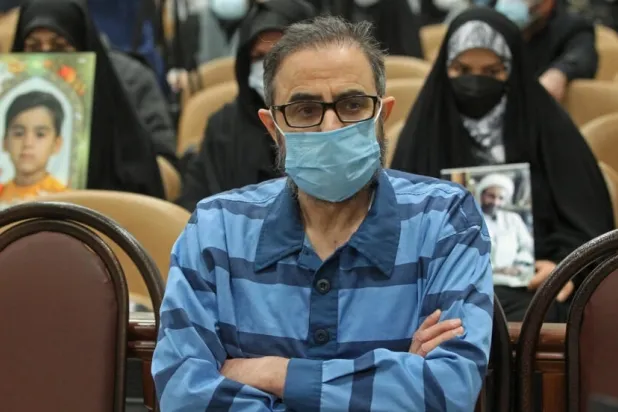 المعارض الإيراني الذي يحمل أيضاً الجنسية السويدية حبيب شعب خلال محاكمته في 18 يناير 2022 (أ.ف.ب)