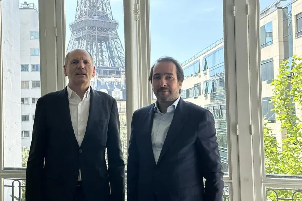 Cezayir İşverenler Derneği Başkanı (sağda) ve Fransa İşverenler ve Sanayiciler Derneği (MEDEF) Başkanı (Şarku’l Avsat)