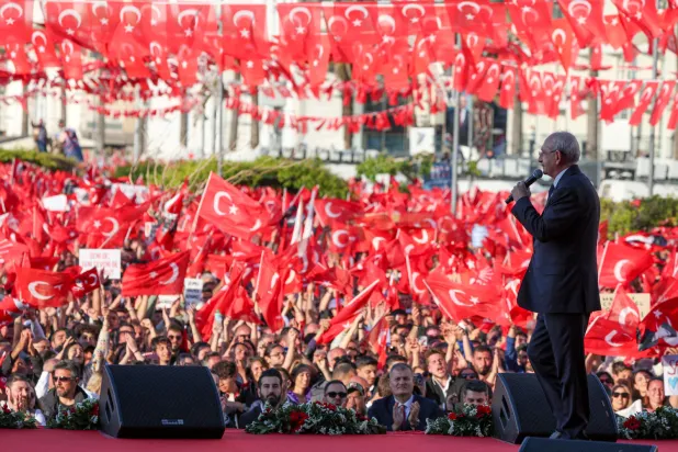 Millet İttifakı’nın cumhurbaşkanı adayı CHP Genel Başkanı Kemal Kılıçdaroğlu, 30 Nisan’da İzmir’de kalabalığa hitap ediyor (Reuters)