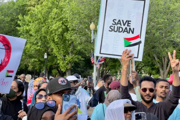 مظاهرات في واشنطن تطالب البيت الأبيض بالتدخل لوقف القتال في السودان (أ ف ب)