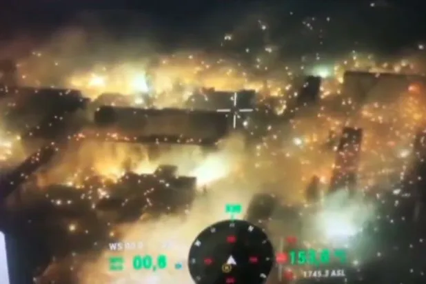 Ukrayna Savunma Bakanlığı tarafından Twitter’da yayınlanan videoda Bahmut semaları sanki beyaz fosfor gibi görünen bir şeyle yanıyormuş gibi görülüyor